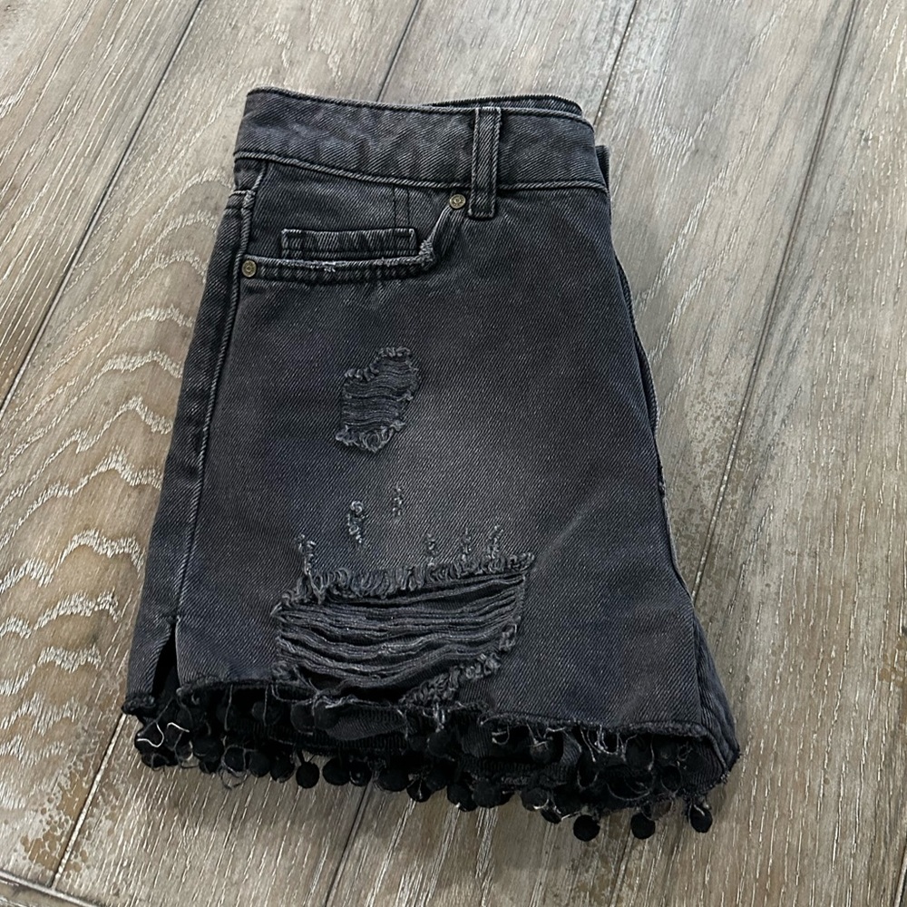 ADORABLE Zara Distressed Shorts - Picture 7 of 10